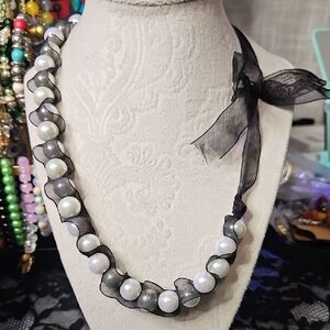 Elegant Black and White Ribbon Pearl Necklace